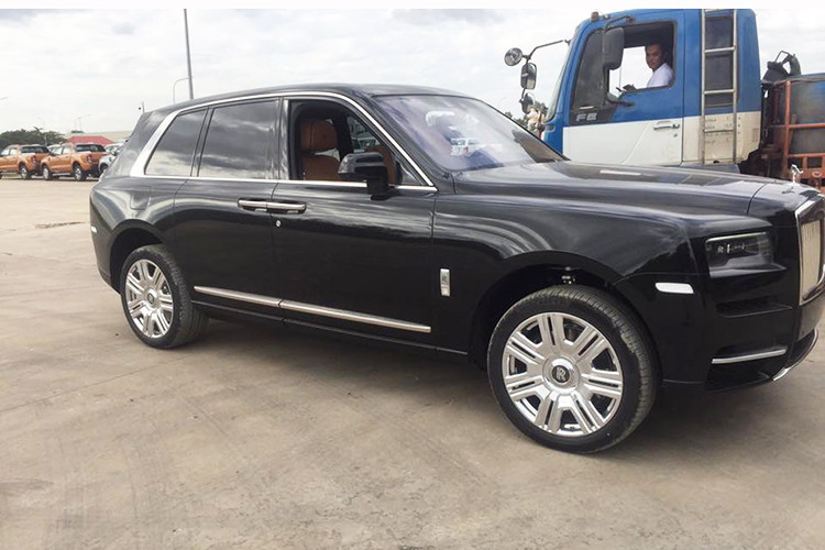 Là mẫu SUV đầu tiên trong lịch sử của hãng xe sang Anh quốc - Rolls-Royce, Cullinan được lấy từ tên của viên kim cương thô lớn nhất thế giới từng được phát hiện. Đại diện hãng mô tả Cullinan là một chiếc xe thân thiện với mọi địa hình, nhưng vẫn giữ được tính cao cấp.