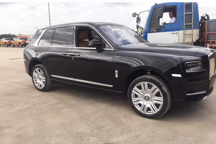 Là mẫu SUV đầu tiên trong lịch sử của hãng xe sang Anh quốc - Rolls-Royce, Cullinan được lấy từ tên của viên kim cương thô lớn nhất thế giới từng được phát hiện. Đại diện hãng mô tả Cullinan là một chiếc xe thân thiện với mọi địa hình, nhưng vẫn giữ được tính cao cấp.