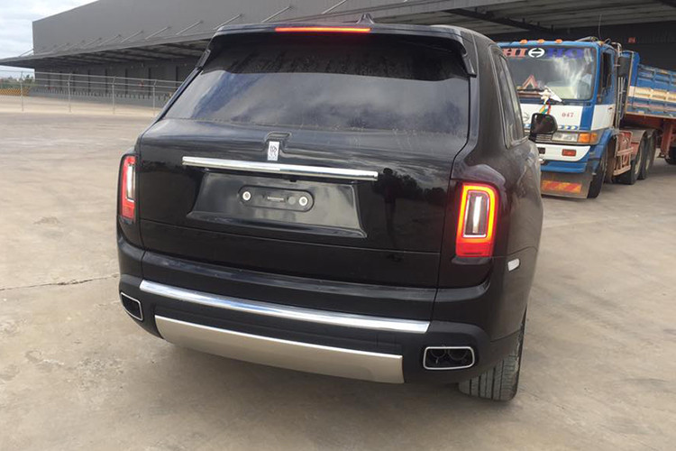 Rolls-Royce Cullinan được trang bị động cơ V12, tăng áp kép, dung tích 6.75 lít, sản sinh công suất tối đa 563 mã lực và mô-men xoắn cực đại 850 Nm tại vòng tua máy 1.600 vòng/phút. Động cơ của Rolls-Royce Cullinan được trang bị hộp số tự động ZF 8 cấp, hệ dẫn động 4 bánh toàn thời gian và đánh lái 4 bánh hoàn toàn mới.