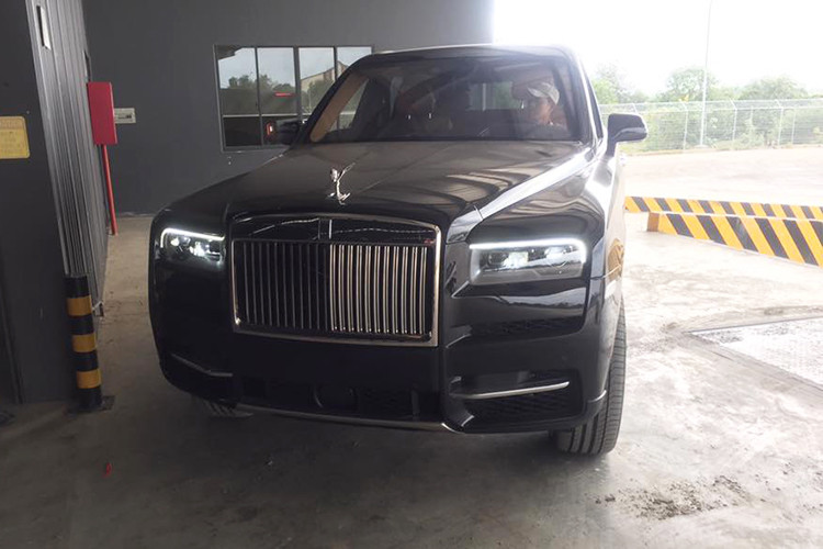Tuy nhiên, mức giá đại lý chính hãng Rolls-Royce Motor Car Hà Nội đưa ra cho SUV siêu sang Rolls-Royce Cullinan bản tiêu chuẩn có thể khiến nhiều người hết hồn do lên đến hơn 41 tỷ đồng (tương đương 1,768 triệu USD). Mức giá này tại nước ngoài có thể mua được Ferrari LaFerrari, Pagani Huayra, McLaren P1..