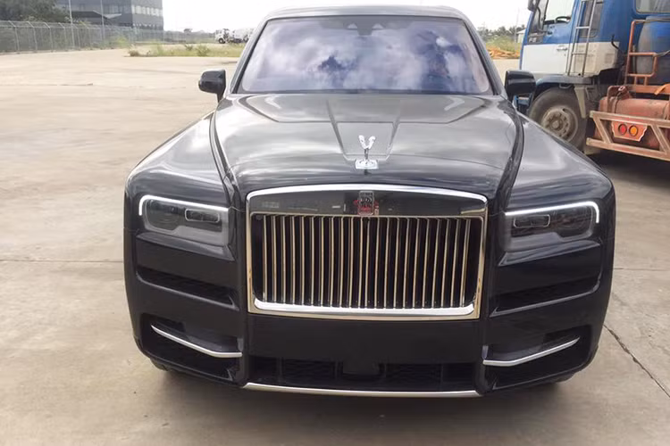 Chiếc SUV siêu sang Rolls-Royce Cullinan mới cập bến Campuchia do một công ty nhập khẩu tư nhân đưa về nước. Như vậy kể từ cuối năm 2018 cho đến này, đất nước "láng giềng" của Việt Nam đã có ít nhất 2 chiếc Cullinan trong khi nhà giàu Việt vẫn đang chờ đợi chiếc đầu tiên.