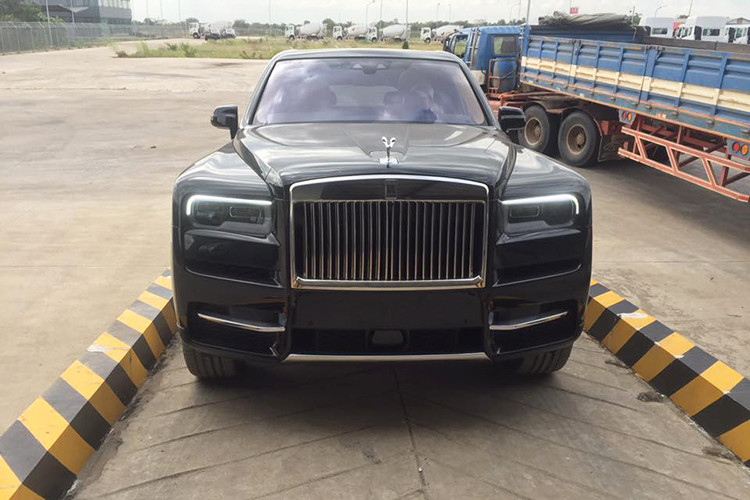 Những trang bị an toàn nổi bật trên Cullinan gồm camera 360, kiểm soát hành trình thích ứng, cảnh báo va chạm, cảnh báo khi có xe vượt, cảnh báo chệch làn đường hỗ trợ giữa làn đường. Hệ thống hiển thị trên kính lái HUD kích thước 7x3 inch, hệ thống định vị GPS và phát Wi-Fi.