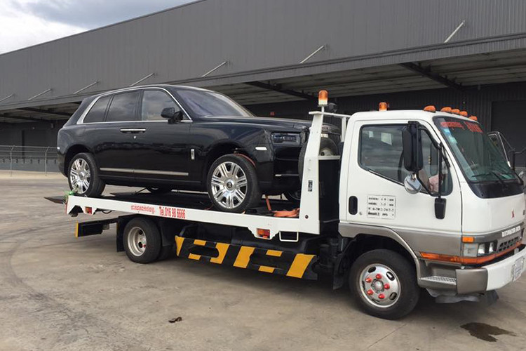 Mặc dù, cả chính hãng và nhập ngoài tại Việt Nam đều tuyên bố đã có khách hàng đặt mua, nhưng tính đến thời điểm hiện tại, chưa có bất cứ chiếc SUV siêu sang Rolls-Royce Cullinan nào được đưa về nước. Điều này làm các bạn trẻ mê xe nôn nóng do "hàng xóm" Campuchia đã có ít nhất 2 chiếc Rolls-Royce Cullinan.