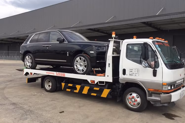 Mặc dù, cả chính hãng và nhập ngoài tại Việt Nam đều tuyên bố đã có khách hàng đặt mua, nhưng tính đến thời điểm hiện tại, chưa có bất cứ chiếc SUV siêu sang Rolls-Royce Cullinan nào được đưa về nước. Điều này làm các bạn trẻ mê xe nôn nóng do "hàng xóm" Campuchia đã có ít nhất 2 chiếc Rolls-Royce Cullinan.