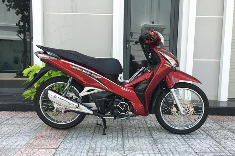 Mới đây, một công ty nhập khẩu tư nhân ở Bình Dương đã đem về lô hàng xe máy Honda Wave 125i nhập từ thị trường Thái Lan gây chú ý lớn. Đáng chú ý, mẫu xe máy phổ thông này có thiết kế khác biệt so với những chiếc xe số phổ thông Wave được lắp ráp và đang bán ra tại Việt Nam.