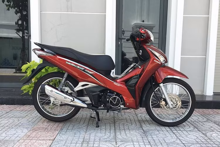 Mới đây, một công ty nhập khẩu tư nhân ở Bình Dương đã đem về lô hàng xe máy Honda Wave 125i nhập từ thị trường Thái Lan gây chú ý lớn. Đáng chú ý, mẫu xe máy phổ thông này có thiết kế khác biệt so với những chiếc xe số phổ thông Wave được lắp ráp và đang bán ra tại Việt Nam.