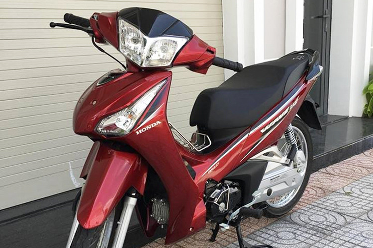 Honda Wave 125i tại Việt Nam đã ra mắt lần đầu vào tháng 8/2018 tại Thái Lan, tiếp theo đó là được đem đến giới thiệu ở thị trường Malaysia. Xe sở hữu các số đo tổng thể bao gồm chiều dài 1.931 mm, rộng 711 mm và chiều cao 1.090 mm. Chiều cao yên tính từ mặt đất của Honda Wave 125i 2019 là 758 mm. Chiều dài cơ sở 1.205 mm.