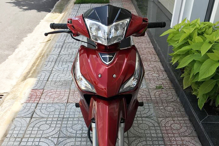 Honda Wave 125i 2019 đã có sự nâng cấp đáng kể mặt ngoại hình so với đời trước với thiết kế thể thao, đèn pha LED đã được tích hợp trên mẫu xe số đời mới này. Trước đó, là đèn pha halogen truyền thồng. Diện mạo của Honda Wave 125i còn gây ấn tượng với mặt nạ góc cạnh tích hợp thêm đèn xi-nhan hình chữ L.