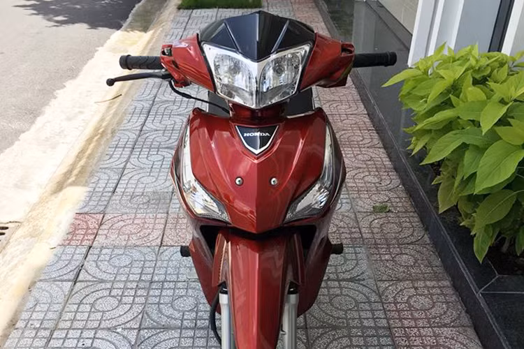 Honda Wave 125i 2019 đã có sự nâng cấp đáng kể mặt ngoại hình so với đời trước với thiết kế thể thao, đèn pha LED đã được tích hợp trên mẫu xe số đời mới này. Trước đó, là đèn pha halogen truyền thồng. Diện mạo của Honda Wave 125i còn gây ấn tượng với mặt nạ góc cạnh tích hợp thêm đèn xi-nhan hình chữ L.