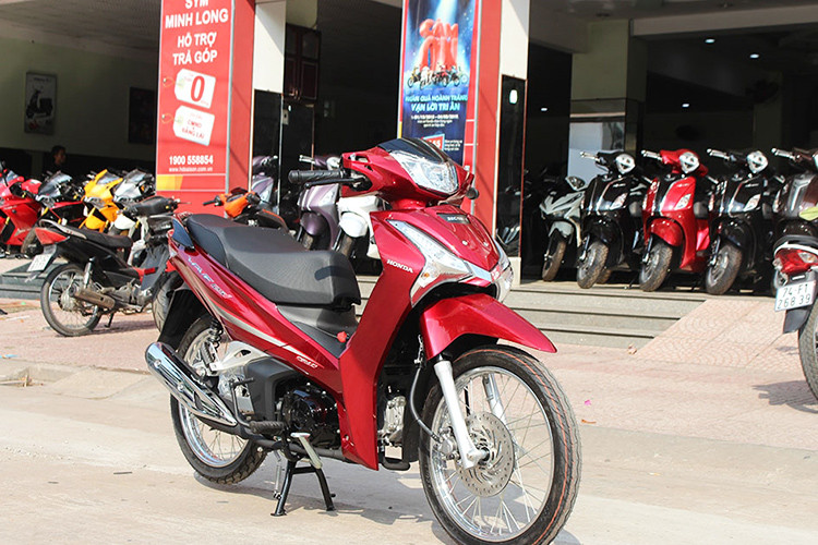 Tại Thái Lan, giá xe Honda Wave 125i 2019 bán ra chỉ 37 triệu đồng cho phiên bản tiêu chuẩn sử dụng vành nan hoa. Trong khi đó, bản cao cấp sử dụng vành đúc hợp kim sẽ có giá 38,4 triệu đồng. Về Việt Nam, xe có giá từ 61 triệu, riêng bản trang bị mâm đúc có giá bán 64 triệu đồng.