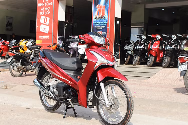 Tại Thái Lan, giá xe Honda Wave 125i 2019 bán ra chỉ 37 triệu đồng cho phiên bản tiêu chuẩn sử dụng vành nan hoa. Trong khi đó, bản cao cấp sử dụng vành đúc hợp kim sẽ có giá 38,4 triệu đồng. Về Việt Nam, xe có giá từ 61 triệu, riêng bản trang bị mâm đúc có giá bán 64 triệu đồng.