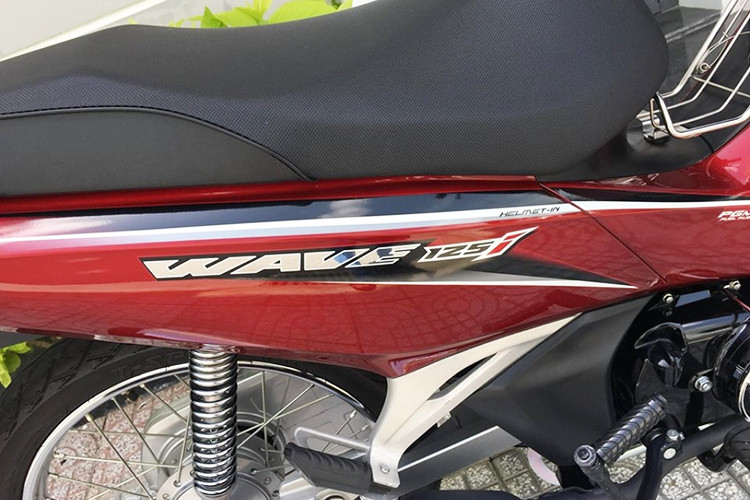 Cụm đèn hậu mới trên Honda Wave 125i 2019 mang đến dáng vẻ thanh lịch hơn so với đời trước. Honda Wave 125i nhập từ Thái Lan có dung tích bình xăng lên đến 5,4 lít, cao hơn sức chứa 4,6 lít của chiếc Honda Future 125 ở Việt Nam. Cốp chứa đồ dung tích 17 lít. Yên xe liền lạc và bộ tem mới thể thao hơn. 