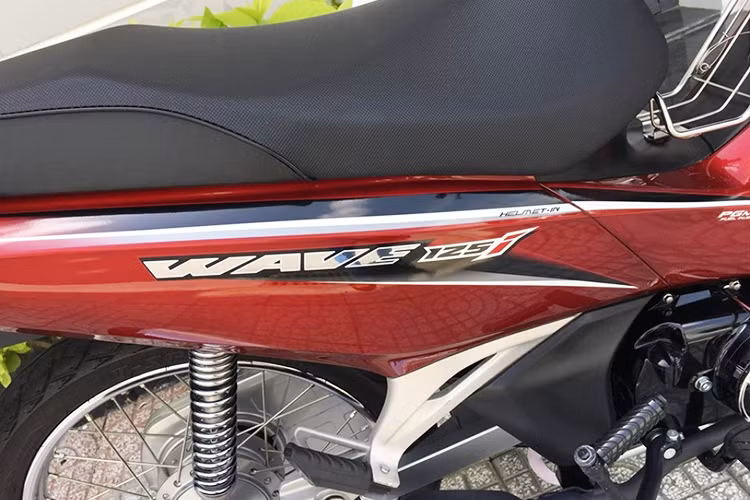 Cụm đèn hậu mới trên Honda Wave 125i 2019 mang đến dáng vẻ thanh lịch hơn so với đời trước. Honda Wave 125i nhập từ Thái Lan có dung tích bình xăng lên đến 5,4 lít, cao hơn sức chứa 4,6 lít của chiếc Honda Future 125 ở Việt Nam. Cốp chứa đồ dung tích 17 lít. Yên xe liền lạc và bộ tem mới thể thao hơn. 