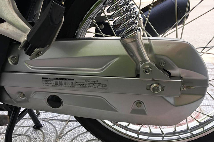 Xe đi kèm giảm sóc trước/sau dạng ống lồng và giảm chấn thuỷ &#x1d;lực, bộ lốp có kích thước 70/90 cho bánh trước và bánh sau là 80/90. Trọng lượng khô của Honda Wave 125i 2019 ở mức 106 kg. heo thông số kỹ thuất, với bình xăng 5,4 lít, mỗi lần đổ đầy nhiên liệu xe có thể chạy được quãng đường khoảng hơn 300 km.