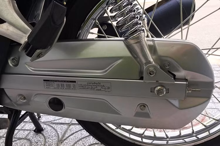 Xe đi kèm giảm sóc trước/sau dạng ống lồng và giảm chấn thuỷ lực, bộ lốp có kích thước 70/90 cho bánh trước và bánh sau là 80/90. Trọng lượng khô của Honda Wave 125i 2019 ở mức 106 kg. heo thông số kỹ thuất, với bình xăng 5,4 lít, mỗi lần đổ đầy nhiên liệu xe có thể chạy được quãng đường khoảng hơn 300 km.