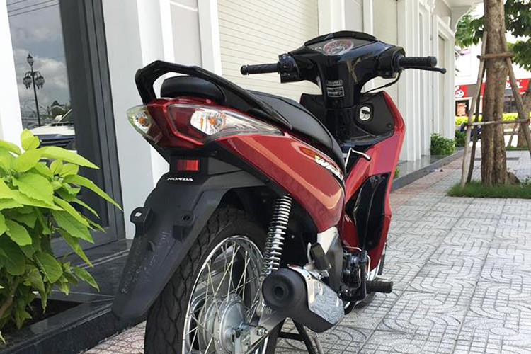 Chiếc xe Honda Wave 125i 2019 nhập từ Thái Lan này là mẫu xe số đầu tiên của Honda đáp ứng tiêu chuẩn khí thải Euro 4. Điều này thể hiện rõ quyết tâm thân thiện môi trường của hãng xe máy đến từ Nhật Bản. Mức tiêu hao nhiên liệu của Honda Wave 125i 2019 khoảng 64 km/lít.
