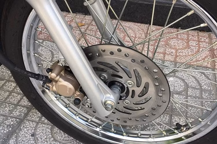 Lô hàng Honda Wave 125i nhập từ Thái Lan về Việt Nam đều sử dụng 1 phanh đĩa cho bánh trước và bánh sau là dạng tang trống. Hãng xe máy đến từ Nhật Bản còn giới thiệu cả Honda Wave 125i 2019 trang bị phanh đĩa cho cả bánh trước và sau.