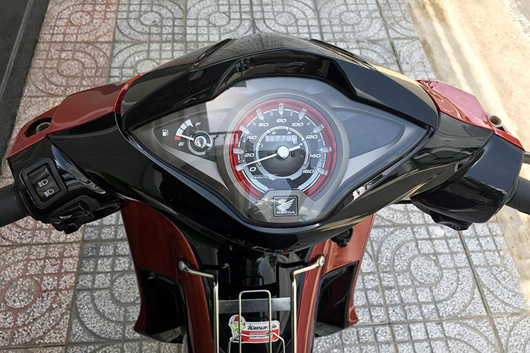 Mặt đồng hồ trên Honda Wave 125i 2019 nhập Thái Lan không khác gì so với Honda Future 125 đang bán ở Việt Nam. Ổ khóa cơ đa chứng năng kiểu 4 trong 1, gồm khóa cổ, khóa điện, khóa từ và khóa yên giúp dễ sử dụng. Điểm khác biệt nữa của Honda Wave 125i 2019 so với Honda Future 125 chính là việc xe không có nút gạt tắt/mở đèn bên phải.