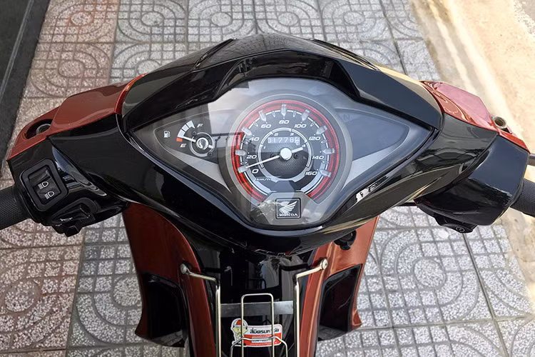 Mặt đồng hồ trên Honda Wave 125i 2019 nhập Thái Lan không khác gì so với Honda Future 125 đang bán ở Việt Nam. Ổ khóa cơ đa chứng năng kiểu 4 trong 1, gồm khóa cổ, khóa điện, khóa từ và khóa yên giúp dễ sử dụng. Điểm khác biệt nữa của Honda Wave 125i 2019 so với Honda Future 125 chính là việc xe không có nút gạt tắt/mở đèn bên phải.