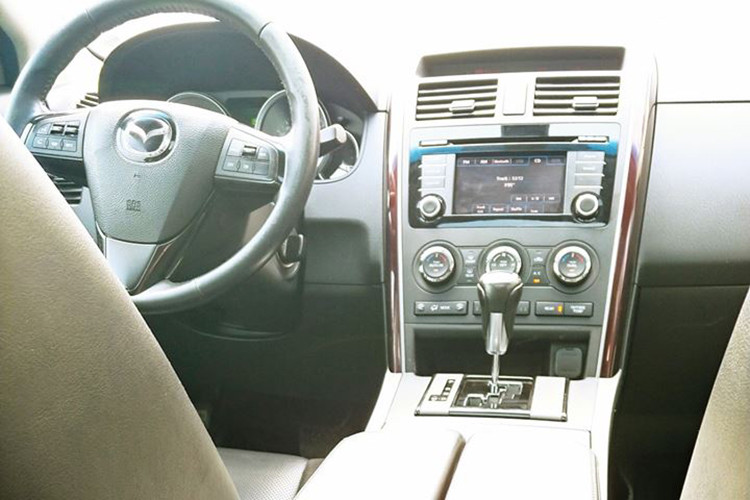 Về kích thước, Mazda CX-9 2015 là một mẫu xe to lớn, lớn hơn hẳn CX-8 mới cả về chiều dài lẫn chiều rộng. Do vậy đây là chiếc Crossover 7 chỗ thực thụ, có 3 hàng ghế rộng rãi cho cả gia đình. Tuy vậy, không giống như Ford Explorer, Mazda CX-9 lại không mấy được ưa chuộng tại Việt Nam dù lúc đó mẫu xe này hoàn toàn không có đối thủ.