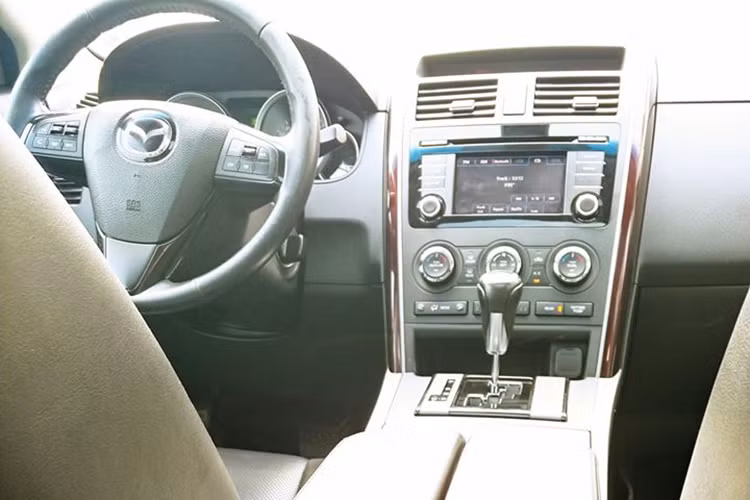 Về kích thước, Mazda CX-9 2015 là một mẫu xe to lớn, lớn hơn hẳn CX-8 mới cả về chiều dài lẫn chiều rộng. Do vậy đây là chiếc Crossover 7 chỗ thực thụ, có 3 hàng ghế rộng rãi cho cả gia đình. Tuy vậy, không giống như Ford Explorer, Mazda CX-9 lại không mấy được ưa chuộng tại Việt Nam dù lúc đó mẫu xe này hoàn toàn không có đối thủ.