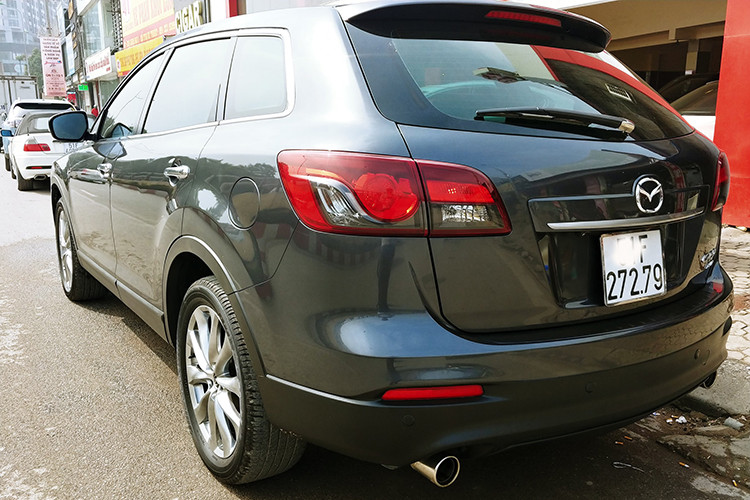 Giá bán Mazda CX-9 đời 2015 trên thị trường xe cũ hiện tại chỉ ngang ngửa hoặc nhỉnh hơn một chút giá của một chiếc Hyundai SantaFe máy dầu cùng đời. Điều này cho thấy đối với một mẫu xe 7 chỗ ngồi, nhiều khách hàng vẫn chuộng xe máy dầu tiết kiệm nhiên liệu hơn so với cỗ máy xăng 3.7L của Mazda CX-9.