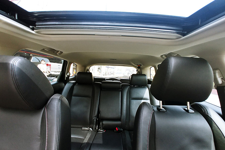 Bên trong mẫu xe Mazda CX-9 sở hữu không gian nội thất 3 hàng ghế dành cho 7 hành khách với các chất liệu cao cấp và một số chi tiết bằng nhôm trên bảng táp-lô. Thêm vào đó là ghế trước tái thiết kế, hệ thống đèn viền LED và không gian nội thất của xe được người dùng đánh giá khá yên tĩnh, nhờ kính cửa sổ dày dặn và thảm sàn cách âm nặng 24 kg.