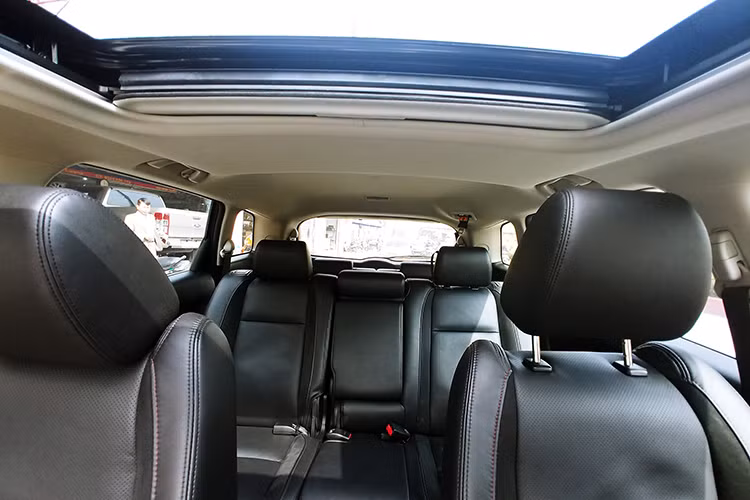 Bên trong mẫu xe Mazda CX-9 sở hữu không gian nội thất 3 hàng ghế dành cho 7 hành khách với các chất liệu cao cấp và một số chi tiết bằng nhôm trên bảng táp-lô. Thêm vào đó là ghế trước tái thiết kế, hệ thống đèn viền LED và không gian nội thất của xe được người dùng đánh giá khá yên tĩnh, nhờ kính cửa sổ dày dặn và thảm sàn cách âm nặng 24 kg.