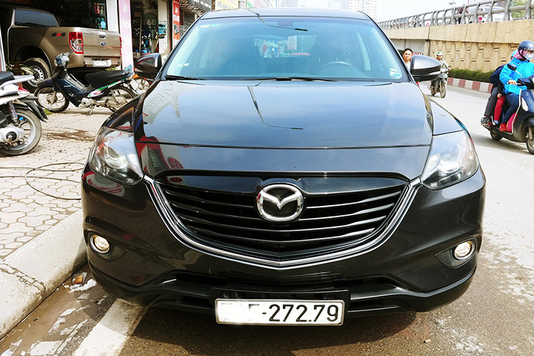 Bài học từ Mazda CX-9 đã khiến Thaco quyết định chọn CX-8 là dòng xe 7 chỗ mới phục vụ cho thị trường Việt với giá bán dễ chịu hơn, động cơ nhỏ hơn đi cùng thiết kế mới đẹp mắt cả trong lẫn ngoài. Dù tồn tại một số hạn chế như không có máy dầu, hàng ghế thứ 3 không có cửa gió điều hoà thực thụ, không có cửa sổ trời, Mazda CX-8 vẫn được xem là sự thay thế hoàn hảo cho mẫu xe "đàn anh" CX-9.