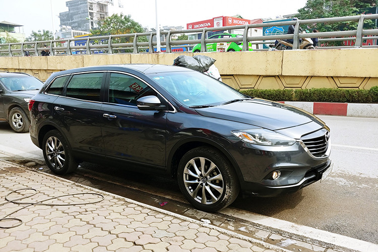 Mazda CX-8 đã chính thức được lắp ráp và bán ra tại Việt Nam từ tháng 6/2019 với mức giá chỉ bằng một nửa so với "đàn anh" CX-9. Chính vì vậy, việc xuất hiện của "người đàn em" 7 chỗ với mức giá rẻ hơn đã kéo tụt mẫu xe Mazda CX-9 trên thị trường xe cũ một cách không thương tiếc.