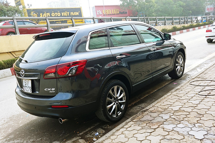 Tại thời điểm mới ra mắt tại thị trường Việt Nam, giá xe Mazda CX-9 2015 bán ra lên tới 1,855 tỷ đồng, cao hơn nhiều so với mẫu CX-8 mới ra mắt. Với giá bán cao, Mazda CX-9 có số lượng bán ra rất ít ỏi và thường xuyên nằm trong top xe ế nhất, sau đó bị Thaco khai tử vào năm 2017.