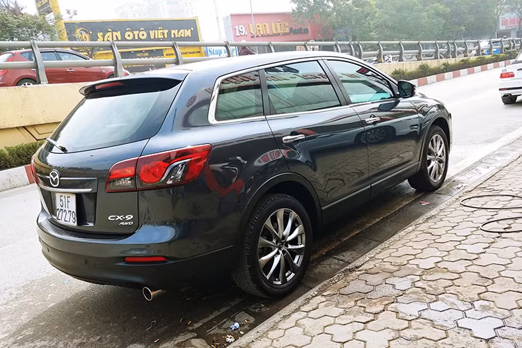 Tại thời điểm mới ra mắt tại thị trường Việt Nam, giá xe Mazda CX-9 2015 bán ra lên tới 1,855 tỷ đồng, cao hơn nhiều so với mẫu CX-8 mới ra mắt. Với giá bán cao, Mazda CX-9 có số lượng bán ra rất ít ỏi và thường xuyên nằm trong top xe ế nhất, sau đó bị Thaco khai tử vào năm 2017.