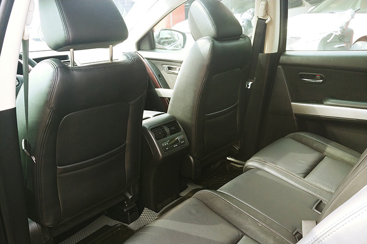 Vô-lăng của xe sở hữu thiết kế dạng 3 chấu thể thao tích hợp các phím chức năng, dạng đáy vát thể thao đầy nam tính. Hệ thống thông tin giải trí sử dụng Mazda Connect thế hệ mới với màn hình cảm ứng 8 inch. Ghế trước điều chỉnh điện hoàn toàn và có chức năng nhớ vị trí, kết nối Bluetooth, định vị toàn cầu, 4 cổng USB, hệ thống giải trí với dàn âm thanh 12 loa Bose...