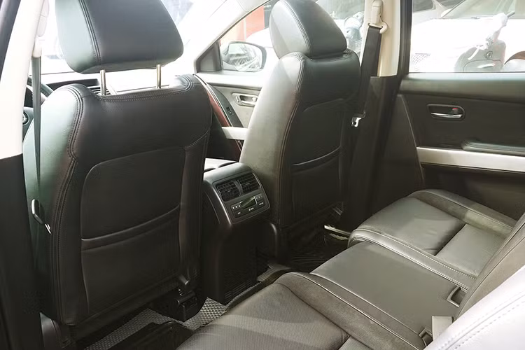 Vô-lăng của xe sở hữu thiết kế dạng 3 chấu thể thao tích hợp các phím chức năng, dạng đáy vát thể thao đầy nam tính. Hệ thống thông tin giải trí sử dụng Mazda Connect thế hệ mới với màn hình cảm ứng 8 inch. Ghế trước điều chỉnh điện hoàn toàn và có chức năng nhớ vị trí, kết nối Bluetooth, định vị toàn cầu, 4 cổng USB, hệ thống giải trí với dàn âm thanh 12 loa Bose...