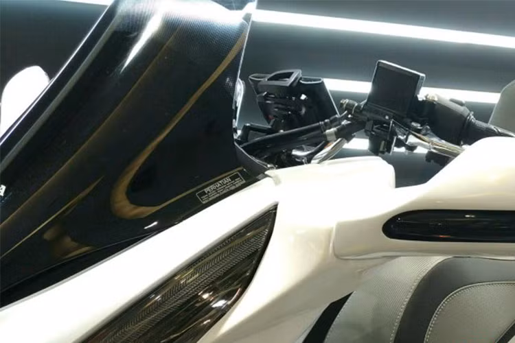 Điểm khác biệt ở thiết kế đầu xe có thêm hai đèn chiếu sáng kéo lên phần đầu xe, tương tự như chiếc Honda NM4 Vultus, hệ thống đèn xi nhan báo rẽ cũng được tích hợp vào gương chiếu hậu gắn bên cạnh. Kính chắn gió ở đầu xe có kích thước lớn hơn và cao hơn, đậm chất xe Touring.