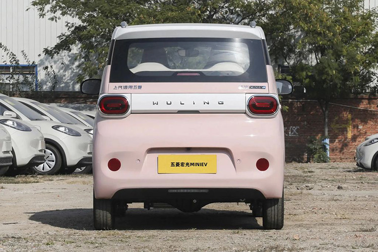 Ngoài ra, Wuling Hongguang Mini EV 2024 có thể sạc nhanh, thay vì chỉ có sạc chậm như thế hệ cũ. Với sạc nhanh, pin sẽ tăng từ 30% - 80% trong 35 phút, trong khi phải mất 5 giờ để sạc từ 20% - 100% khi sạc chậm. Phiên bản mới này cũng được trang bị tiêu chuẩn tính năng sưởi ấm và cách nhiệt cho pin.