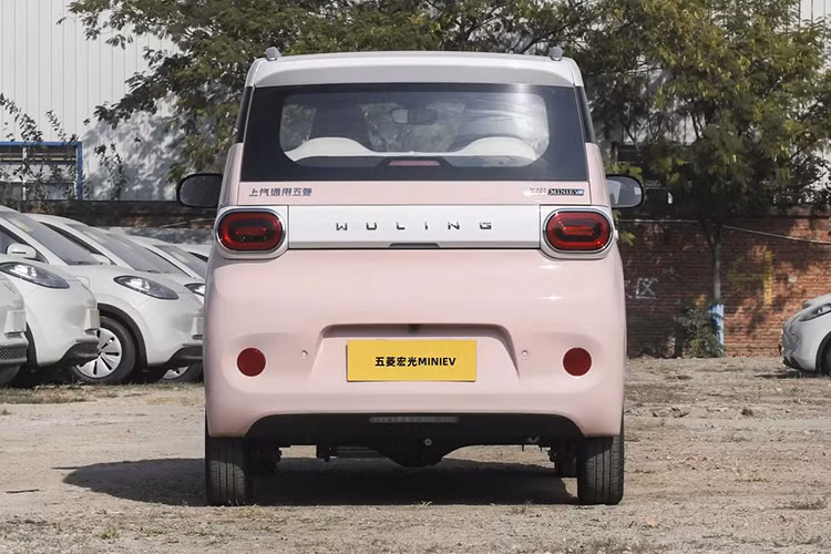 Ngoài ra, Wuling Hongguang Mini EV 2024 có thể sạc nhanh, thay vì chỉ có sạc chậm như thế hệ cũ. Với sạc nhanh, pin sẽ tăng từ 30% - 80% trong 35 phút, trong khi phải mất 5 giờ để sạc từ 20% - 100% khi sạc chậm. Phiên bản mới này cũng được trang bị tiêu chuẩn tính năng sưởi ấm và cách nhiệt cho pin.