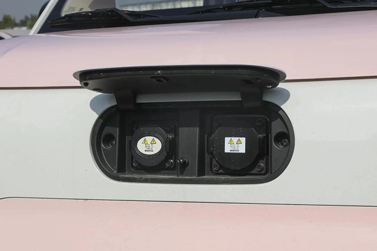 So với phiên bản hiện hành, Wuling Hongguang Mini EV 2024 được tăng nhẹ về kích thước. Theo đó, xe có số đo chiều dài x rộng x cao lần lượt là 3.064 x 1.493 x 1.621 (mm).