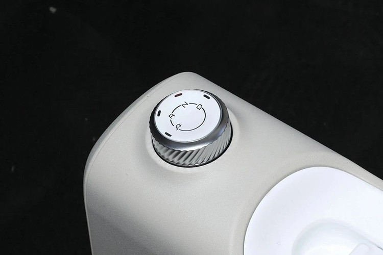 Bên trong cabin, Wuling Hongguang Mini EV 2024 được bổ sung thêm một màn hình giải trí trung tâm cảm ứng, đặt nổi kích thước 8 inch. Các núm điều chỉnh điều hòa được thiết kế lại, tạo hình tròn. Xe được trang bị hệ thống âm thanh hai loa và 3 cổng USB. Đáng chú ý, Wuling Hongguang Mini EV 2024 đã được bổ sung túi khí cho bên ghế phụ.