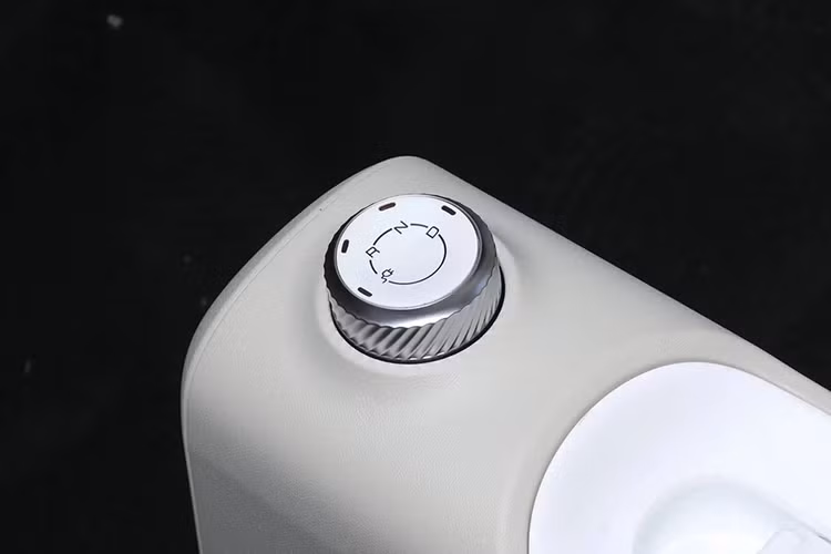 Bên trong cabin, Wuling Hongguang Mini EV 2024 được bổ sung thêm một màn hình giải trí trung tâm cảm ứng, đặt nổi kích thước 8 inch. Các núm điều chỉnh điều hòa được thiết kế lại, tạo hình tròn. Xe được trang bị hệ thống âm thanh hai loa và 3 cổng USB. Đáng chú ý, Wuling Hongguang Mini EV 2024 đã được bổ sung túi khí cho bên ghế phụ.