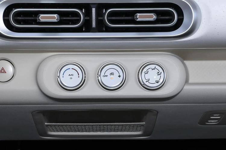 Điển hình như hệ thống đèn chiếu sáng trước/sau được tạo hình bo tròn hay bộ mâm kích thước 12 inch mô phỏng cỏ 4 lá độc đáo. Logo SmileyWorld Macaron độc quyền được gắn trên thân xe và trên nóc có giá để hành lý. 