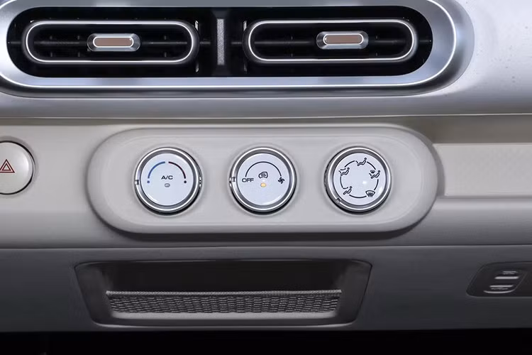 Điển hình như hệ thống đèn chiếu sáng trước/sau được tạo hình bo tròn hay bộ mâm kích thước 12 inch mô phỏng cỏ 4 lá độc đáo. Logo SmileyWorld Macaron độc quyền được gắn trên thân xe và trên nóc có giá để hành lý. 