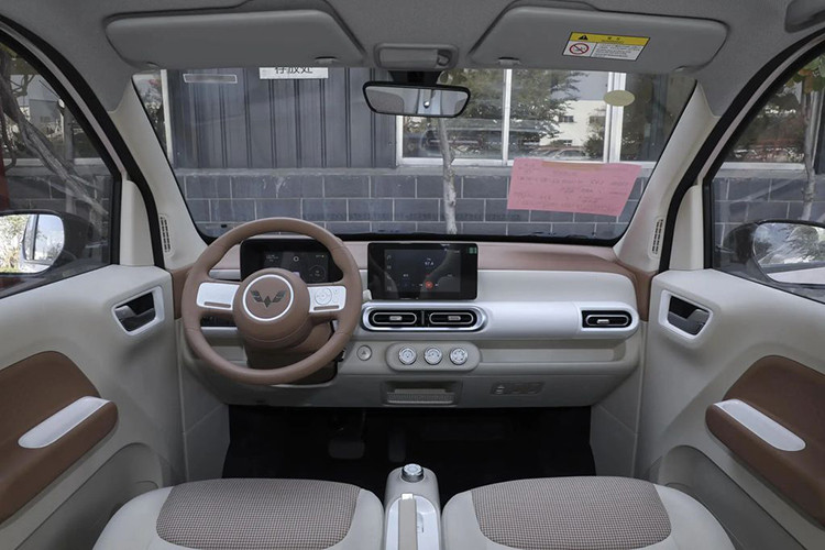 Xe dài hơn 144 mm và có trục cơ sở dài 2.010mm, nhỉnh hơn so với 1.940mm của phiên bản cũ. Trong khi đó, chiều rộng và chiều cao không thay đổi. Bán kính quay đầu của xe là 4,3m. Tiếp đến là thiết kế của Wuling Hongguang Mini EV 2024 có phần mềm mại, điệu đà hơn.