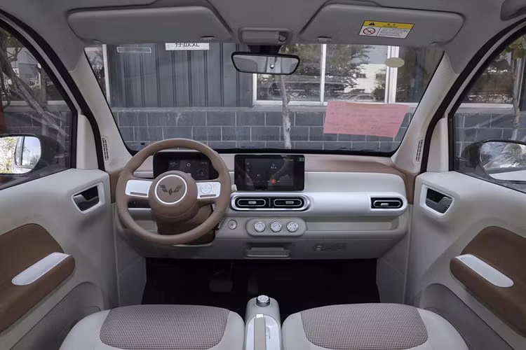 Xe dài hơn 144 mm và có trục cơ sở dài 2.010mm, nhỉnh hơn so với 1.940mm của phiên bản cũ. Trong khi đó, chiều rộng và chiều cao không thay đổi. Bán kính quay đầu của xe là 4,3m. Tiếp đến là thiết kế của Wuling Hongguang Mini EV 2024 có phần mềm mại, điệu đà hơn.