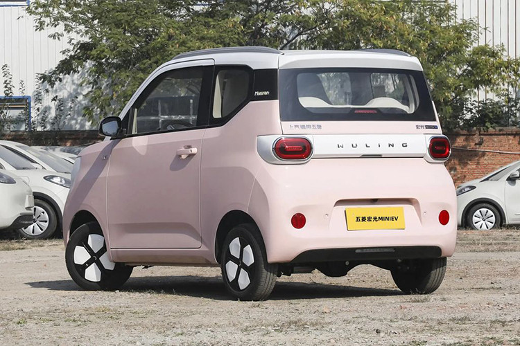 Tuy nhiên, đến thời điểm hiện tại TMT Motors - đơn vị chịu trách nhiệm phân phối các xe Wuling tại Việt Nam vẫn chưa đưa ra bất kỳ thông báo nào về việc có đưa Wuling Hongguang Mini EV 2024 về nước ta hay không. 