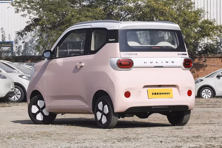 Tuy nhiên, đến thời điểm hiện tại TMT Motors - đơn vị chịu trách nhiệm phân phối các xe Wuling tại Việt Nam vẫn chưa đưa ra bất kỳ thông báo nào về việc có đưa Wuling Hongguang Mini EV 2024 về nước ta hay không. 