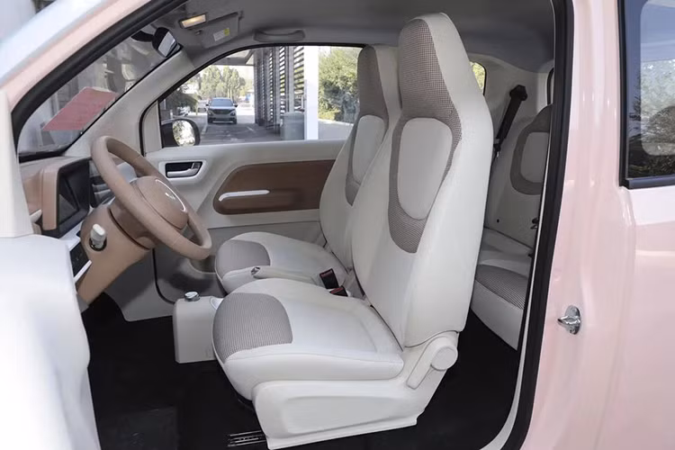 Về truyền động, Wuling Hongguang Mini EV 2024 dùng động cơ có 40 mã lực và mô-men xoắn 92 Nm đặt phía sau. Pin LFP 17,3 kWh cung cấp phạm vi di chuyển 215 km, cao hơn mức 170 km trên Wuling HongGuang Mini EV bản pin 13,9kW đang phân phối tại thị trường Việt Nam. Tốc độ tối đa của xe là 100 km/giờ.