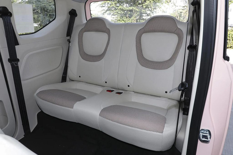 Khoang cabin của Wuling Hongguang Mini EV 2024 vẫn bố trí 4 chỗ ngồi. Người ngồi sau phải kéo ghế trước để đi vào. Hàng ghế sau có thể gập xuống để tăng thể tích cốp lên 734 lít, chứa được một chiếc valy 32 inch, một valy 28 inch và 2 valy 24 inch. 