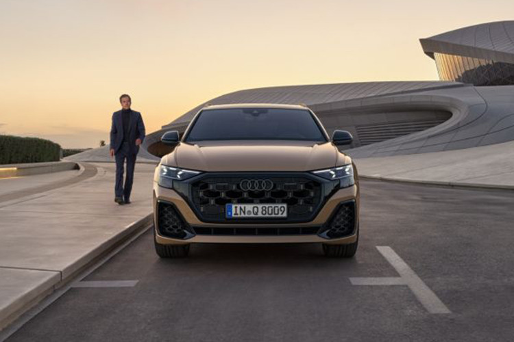 Với Audi Q8 SUV thế hệ mới, lưới tản nhiệt khung đơn gồm những thanh thẳng mạnh mẽ trong khung bát giác nay gây ấn tượng với thiết kế những giọt nước chữ L ở gói thiết kế S-line. Vẻ ngoài tự tin của Q8 được nhận diện với thiết kế hốc gió mới nổi bật, tích hợp rõ ràng và đồng bộ với thiết kế lưới tản nhiệt của xe.