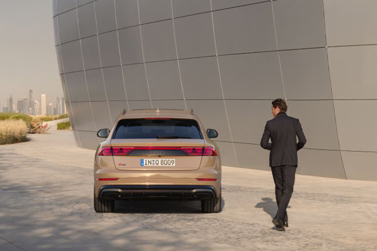 Audi Q8 SUV S-line 2024 mới còn được trang bị gói phong cách đen lịch lãm. Lưới tản nhiệt khung đơn được hoàn thiện với màu đen bóng. Các chi tiết màu đen được kết hợp với vẻ ngoài thể thao tạo ấn tượng riêng biệt.